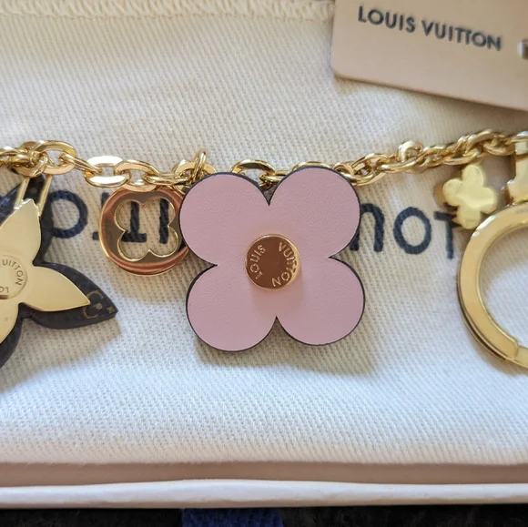 Louis Vuitton Flower Bag Charm. - Picture 9 of 13